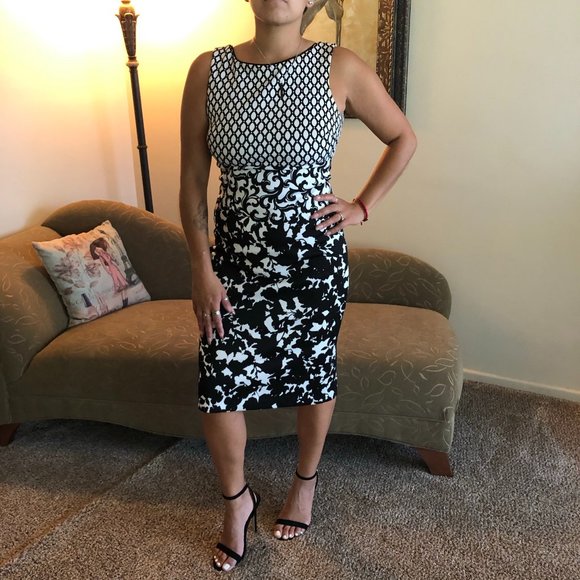 White House Black Market  Size 4 - Picture 1 of 3